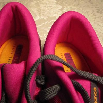 1 pr women's New Balance 711 shoes size 8-1/2D, 1 pr women's sandals size 7-8