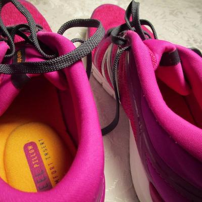 1 pr women's New Balance 711 shoes size 8-1/2D, 1 pr women's sandals size 7-8