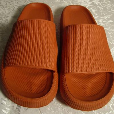 1 pr women's New Balance 711 shoes size 8-1/2D, 1 pr women's sandals size 7-8