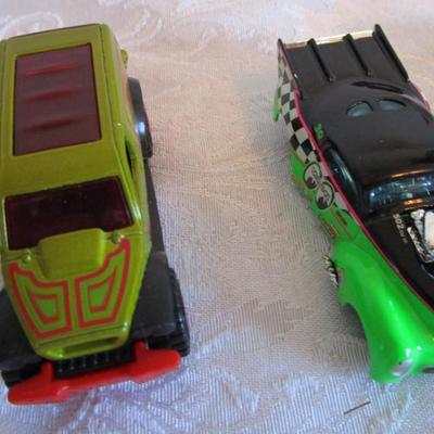 5 Hot Wheels cars