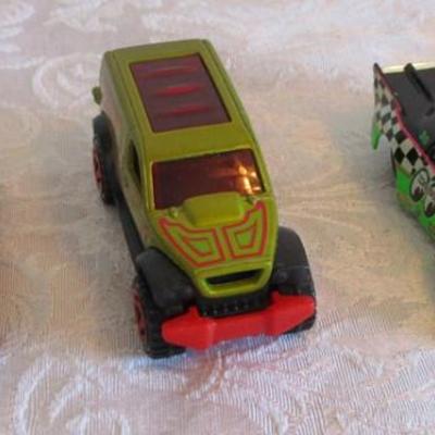 5 Hot Wheels cars