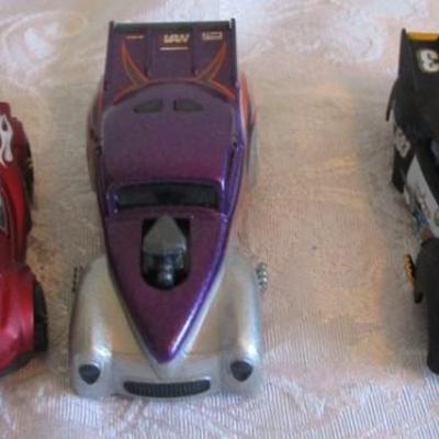 5 Hot Wheels cars
