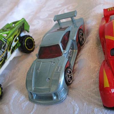 5 Hot Wheels cars