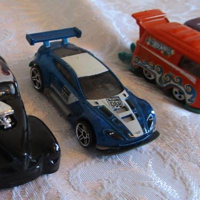 5 Hot Wheels cars