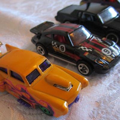 5 Hot Wheels cars