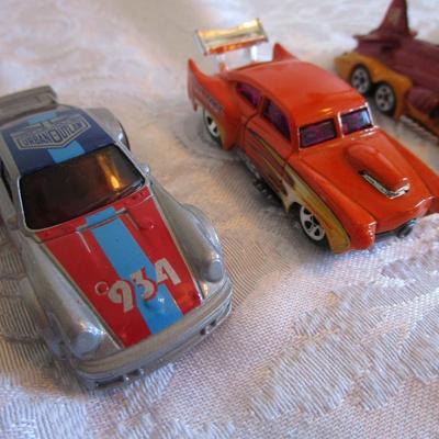 5 Hot Wheels cars