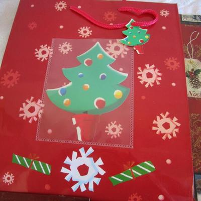 8 Christmas gift bags various sizes