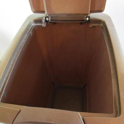 7.5 gallon touch top brown trash can