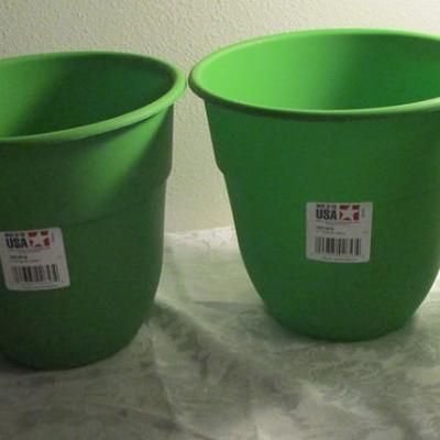 4 Suncast 10" resin plastic planters