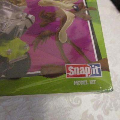 Wiley Coyote snap-it model kit