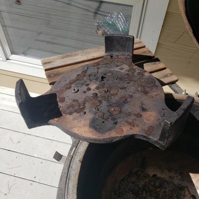 The Big Green Egg Grill/Smoker and Accessories (D-KD)