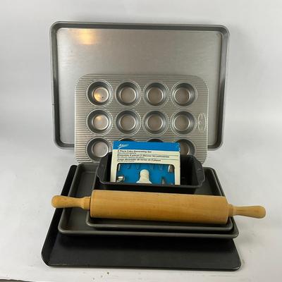 177 Flat Sheet Pan, Cake Decorating Set, Rolling Pin and Cookie Sheet Lot