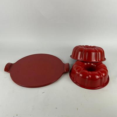 180 Emile Henry Pizza Stone With Two Bundt Pans & Pizza Peel