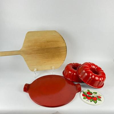 180 Emile Henry Pizza Stone With Two Bundt Pans & Pizza Peel
