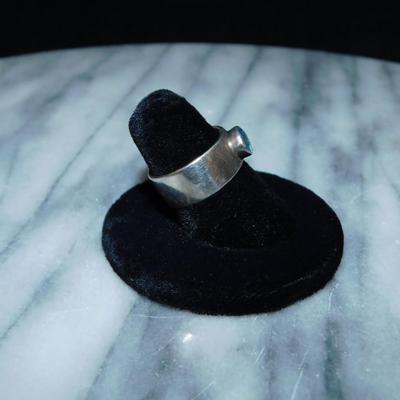925 Sterling Ring w/ Blue Topaz Size 7, 2.5g