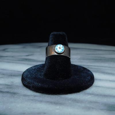 925 Sterling Ring w/ Blue Topaz Size 7, 2.5g