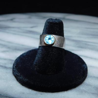 925 Sterling Ring w/ Blue Topaz Size 7, 2.5g