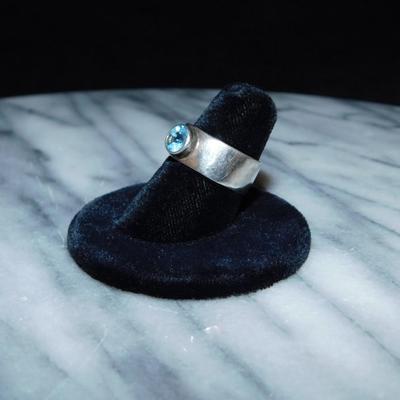 925 Sterling Ring w/ Blue Topaz Size 7, 2.5g
