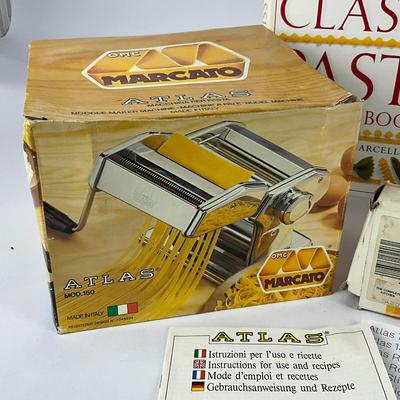 195 Marcato Pasta Set With Dry Racks & Cook Books