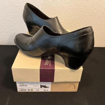 NEW Clark leather shoes 8.5N