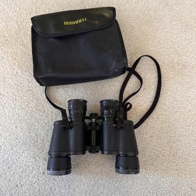 Bushnell Binoculars and Nature Field Guides (LR-DZ)