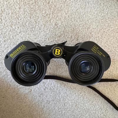 Bushnell Binoculars and Nature Field Guides (LR-DZ)