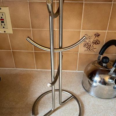 TOASTER, TEAPOT AND MUG HOLDER