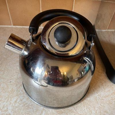 TOASTER, TEAPOT AND MUG HOLDER