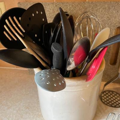 FARBERWARE KNIFE SET, CROCK FULL OF KITCEN UTENSILS