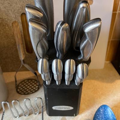 FARBERWARE KNIFE SET, CROCK FULL OF KITCEN UTENSILS