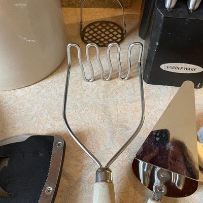 FARBERWARE KNIFE SET, CROCK FULL OF KITCEN UTENSILS