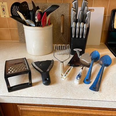 FARBERWARE KNIFE SET, CROCK FULL OF KITCEN UTENSILS