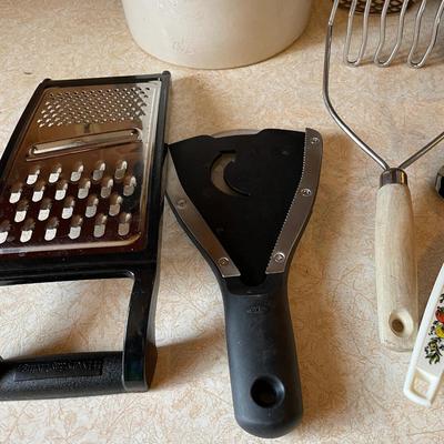 FARBERWARE KNIFE SET, CROCK FULL OF KITCEN UTENSILS