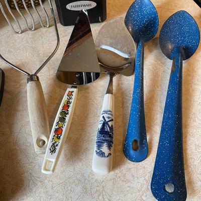 FARBERWARE KNIFE SET, CROCK FULL OF KITCEN UTENSILS