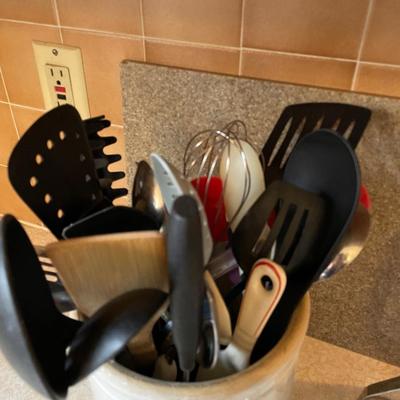 FARBERWARE KNIFE SET, CROCK FULL OF KITCEN UTENSILS