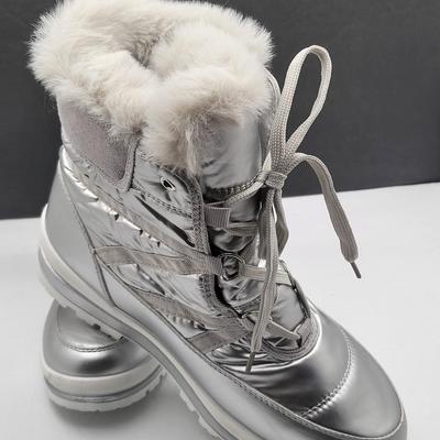 Woman's Silver & Fur Lined Winter Boots Size 9