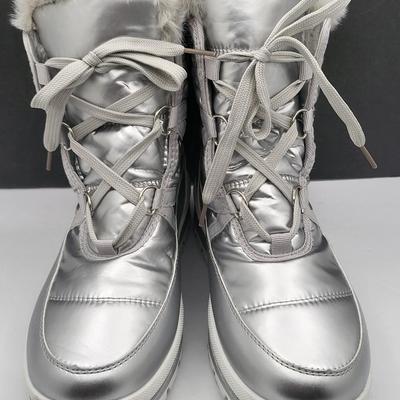 Woman's Silver & Fur Lined Winter Boots Size 9