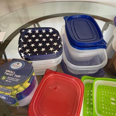 VARIETY OF PLASTIC WARE WITH LIDS
