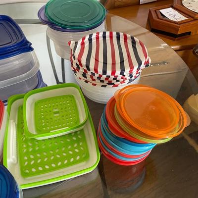 VARIETY OF PLASTIC WARE WITH LIDS
