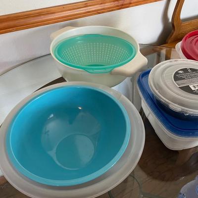 VARIETY OF PLASTIC WARE WITH LIDS AND COLANDERS
