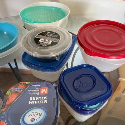 VARIETY OF PLASTIC WARE WITH LIDS AND COLANDERS
