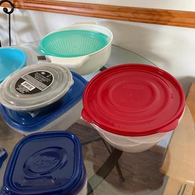VARIETY OF PLASTIC WARE WITH LIDS AND COLANDERS