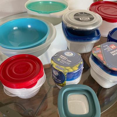 VARIETY OF PLASTIC WARE WITH LIDS AND COLANDERS