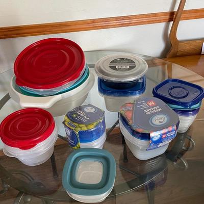 VARIETY OF PLASTIC WARE WITH LIDS AND COLANDERS
