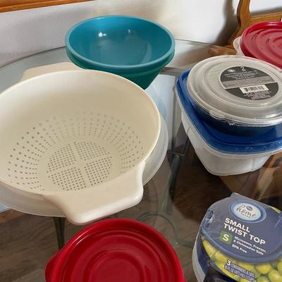 VARIETY OF PLASTIC WARE WITH LIDS AND COLANDERS
