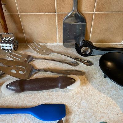 MEASURING CUPS, KNIVES, CAN OPENER & OTHER UTENSILS