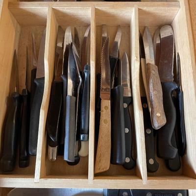 VARIETY OF KNIVES, PEELER, PIZZA CUTTER