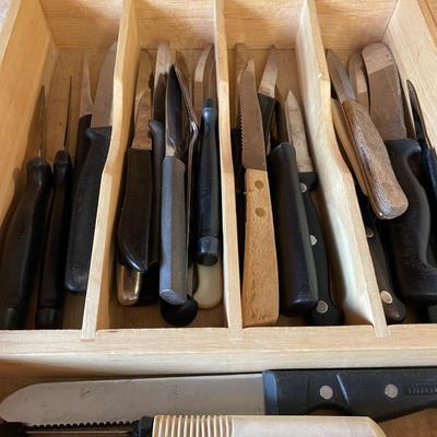 VARIETY OF KNIVES, PEELER, PIZZA CUTTER