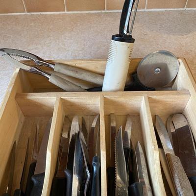 VARIETY OF KNIVES, PEELER, PIZZA CUTTER