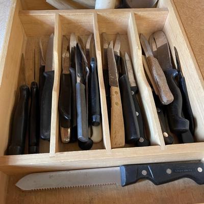 VARIETY OF KNIVES, PEELER, PIZZA CUTTER